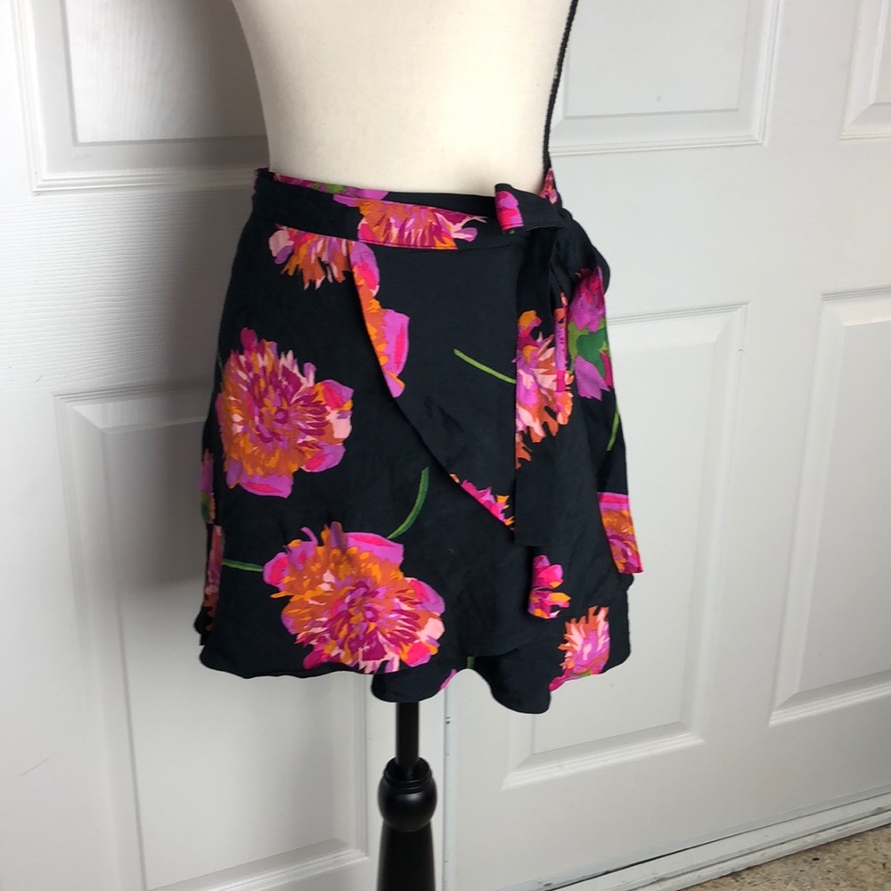 Zara TRF mini wrap skirt with flowers 🌺 S